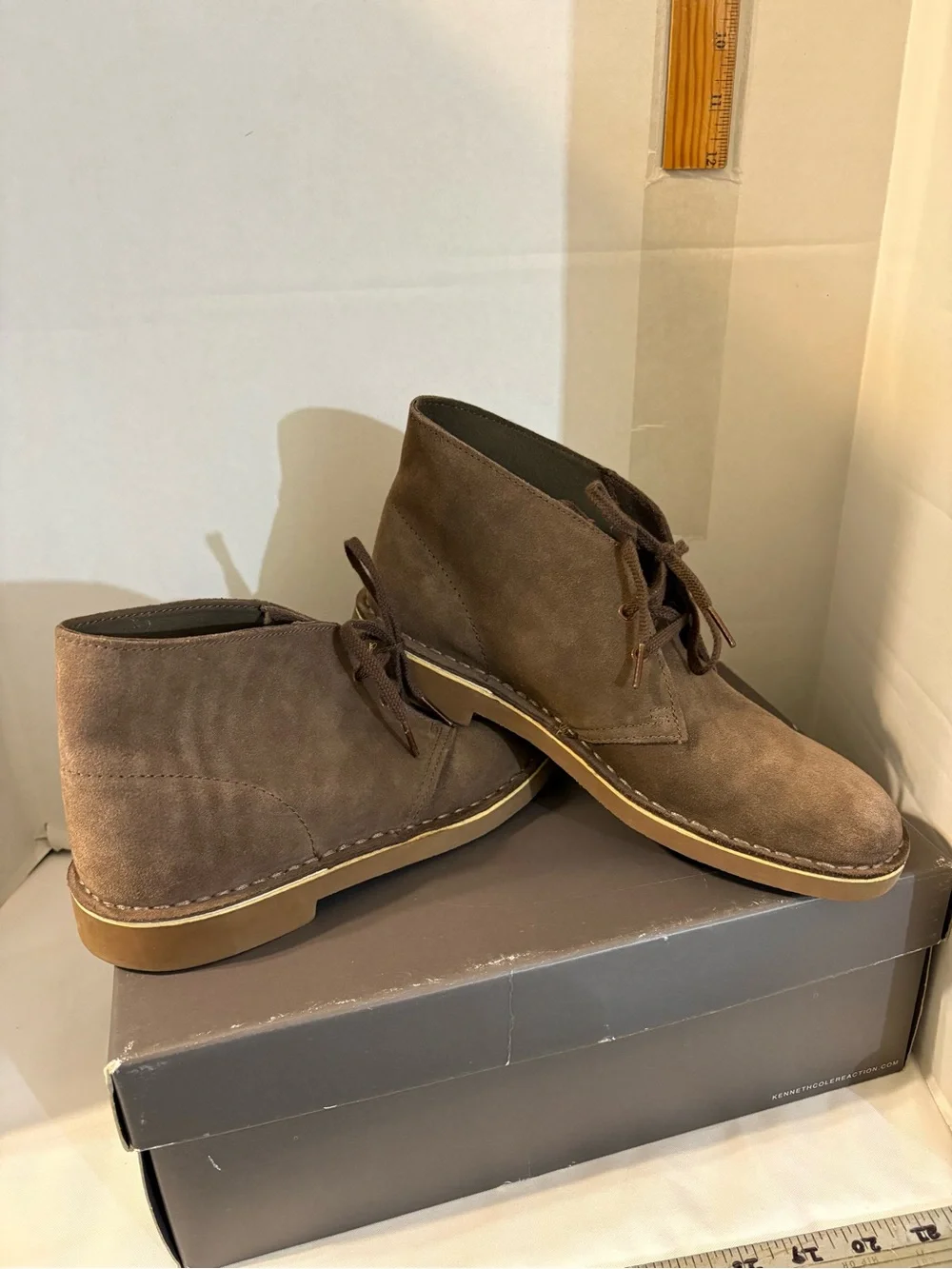 Clarks Desert Boots mens 8M brown suede two-eyelet lace-up crepe rubber sole